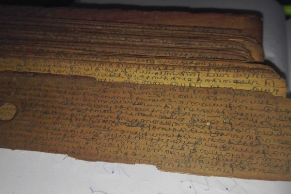 Schrift auf einem Palmblatt